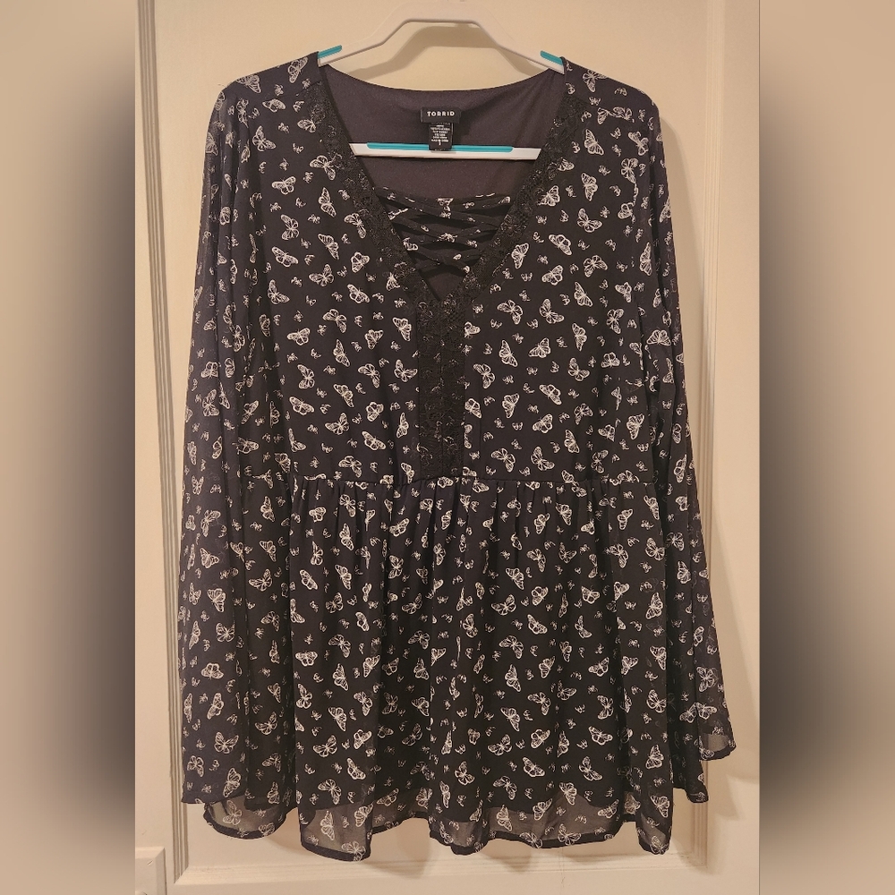 NWOT Torrid Plus Size 2XL Black Babydoll Top Butterflies Bell Sleeve Lace Up